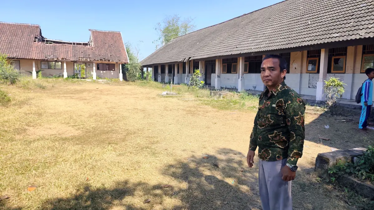 Kepala SMPN 5 Praya Timur Orme Santoso menunjukkan kondisi empat ruang sekolah yang rusak parah dan tidak dipakai, Kamis (13/8) lalu.