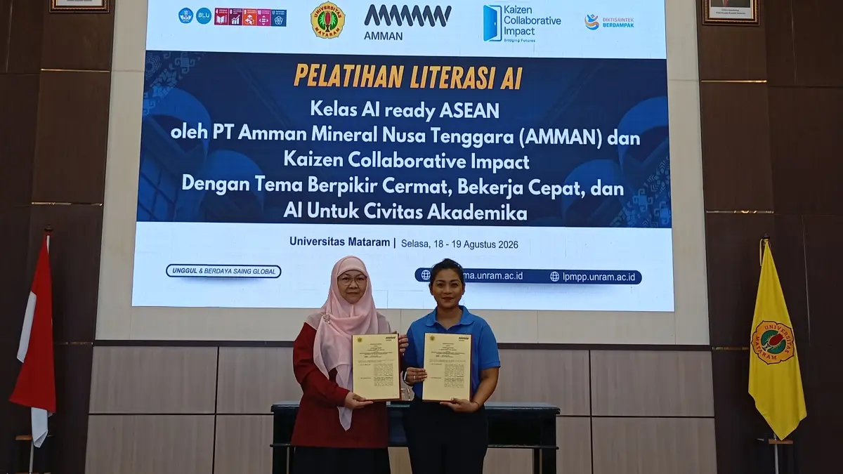 KERJA SAMA: Pihak PT AMMAN bersama Unram menunjukkan MoU di sela-sela pelatihan AI Ready ASEAN di Lantai 3 Gedung Rektorat Unram, Selasa (18/8).

