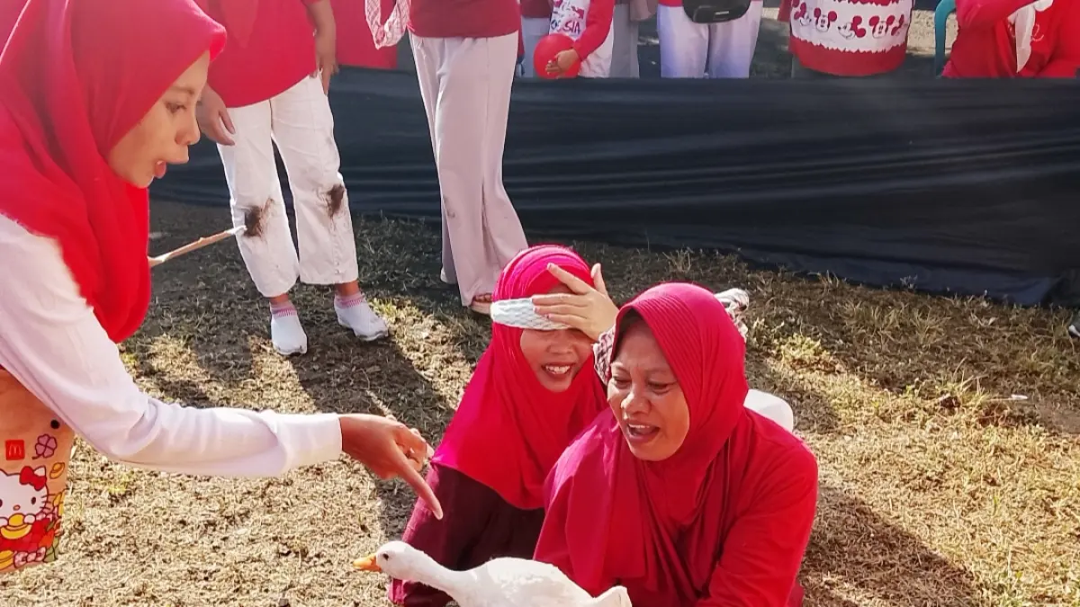 Keseruan warga Taman Kapitan Ampenan merayakan HUT RI ke 81 dengan menggelar lomba menangkap bebek yang diperuntukkan bagi para emak-emak.