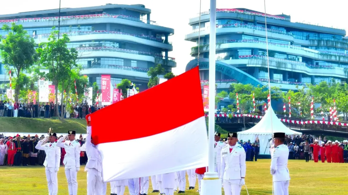 KHIDMAT: Upacara pengibaran bendera Merah Putih dalam rangka peringatan HUT ke-81 RI di Ibu Kota Nusantara (IKN), Senin (17/8).