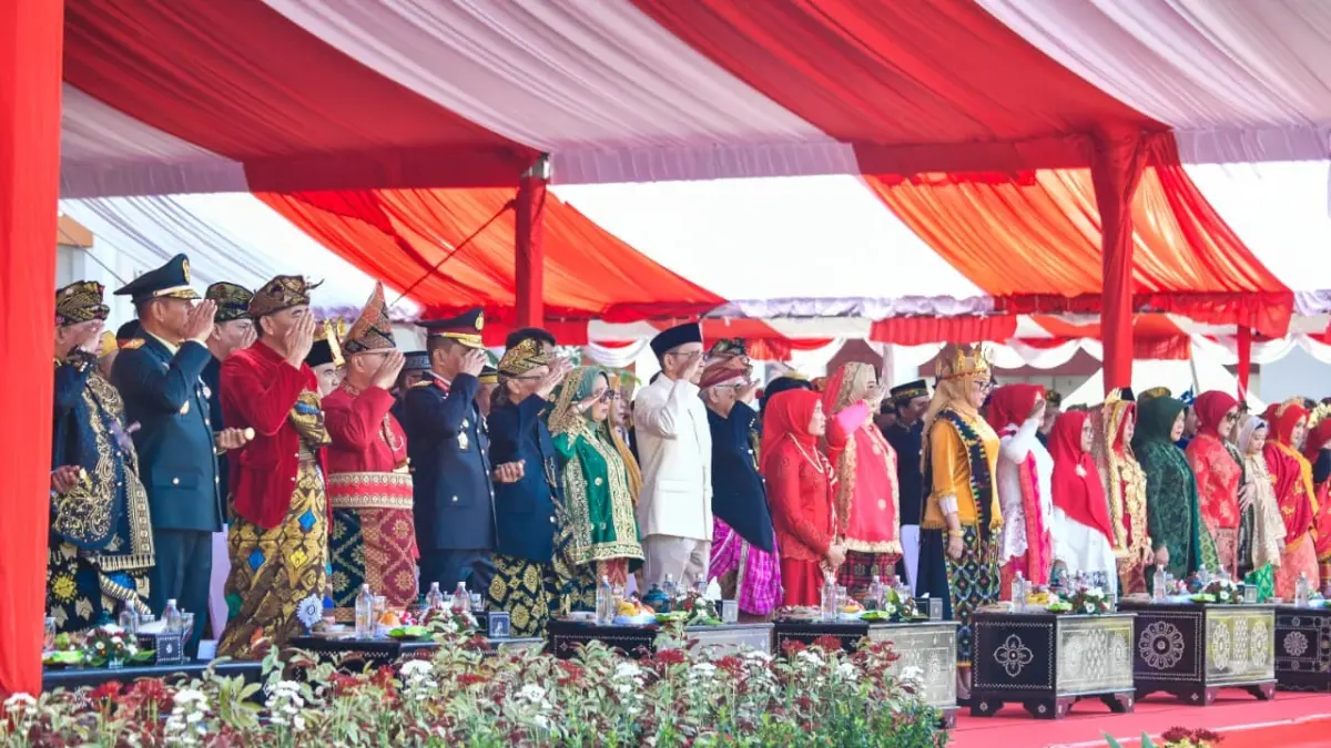 KHIDMAT: Wagub NTB, pimpinan DPRD NTB, Forkopimda, mantan Gubernur NTB, serta tokoh agama dan tokoh masyarakat saat mengikuti upacara HUT RI ke-81 di Lapangan Bumi Gora, Kantor Gubernur NTB, Senin (17/8).