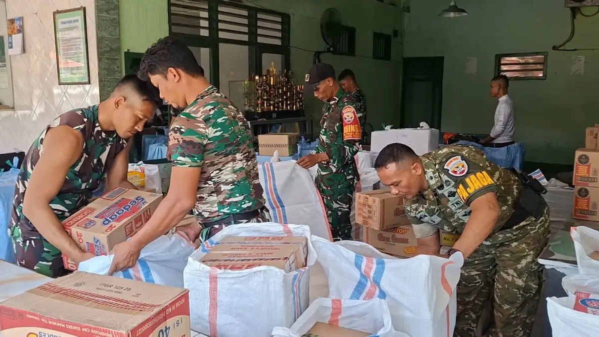 Kodim 1620/Lombok Tengah memelopori aksi penggalangan bantuan untuk meringankan beban para korban terdampak bencana gempa NTT, Selasa (18/8).