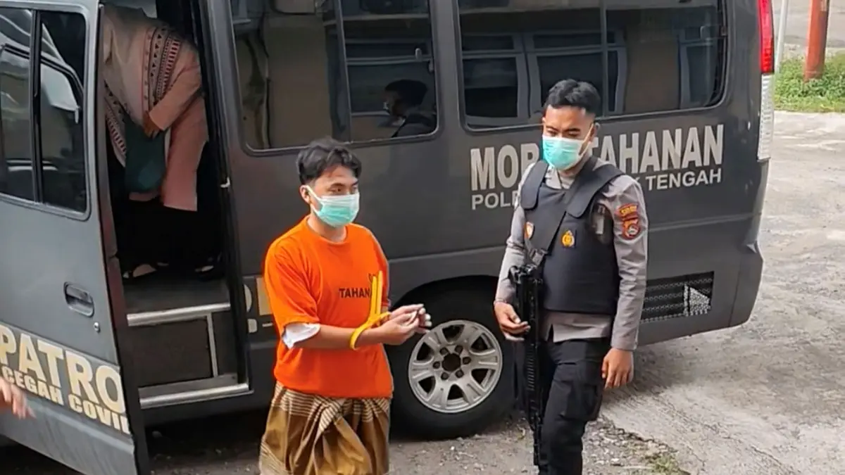 Oknum guru ngaji inisial MYA turun dari mobil tahanan menuju ruang tahanan Polresta Lombok Tengah, beberapa waktu lalu. Kasus kekerasan seksual ini kini dilimpahkan ke Kejari Lombok Tengah.
