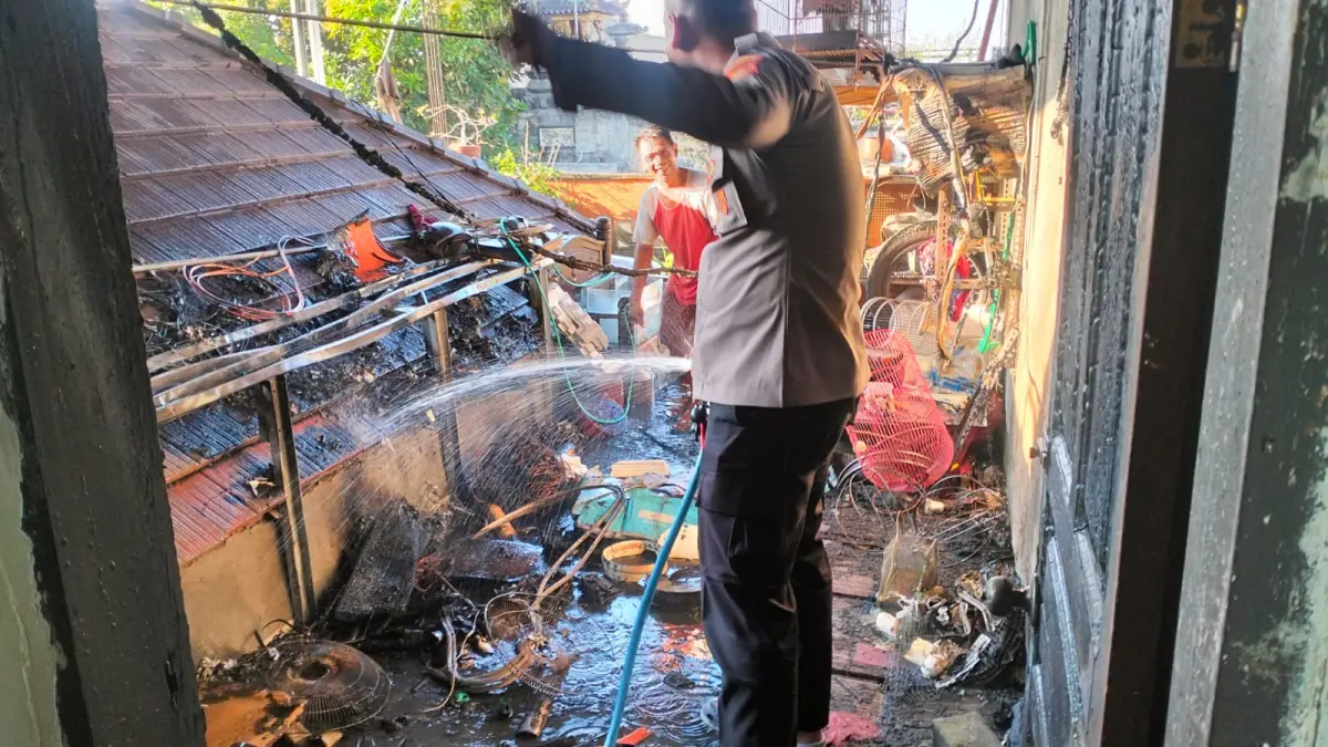 PADAMKAN API: Anggota Polsek Lingsar ikut membantu memadamkan api di salah satu rumah warga Graha Permata Kota Lingsar, Selasa (18/8).