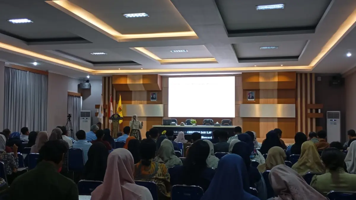 PELATIHAN: Para mahasiswa dan dosen Unram mengikuti pelatihan AI Ready ASEAN di Gedung FKIP Unram, Selasa (18/8).