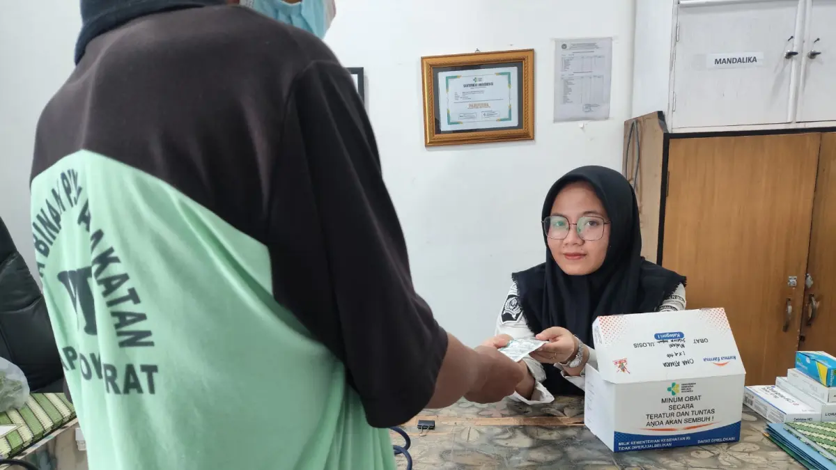 Penanggung jawab Klinik Lapas Kuripan dr Tiara Kusuma DN Sawengi memberikan obat anti tuberkulosis kepada warga binaan.