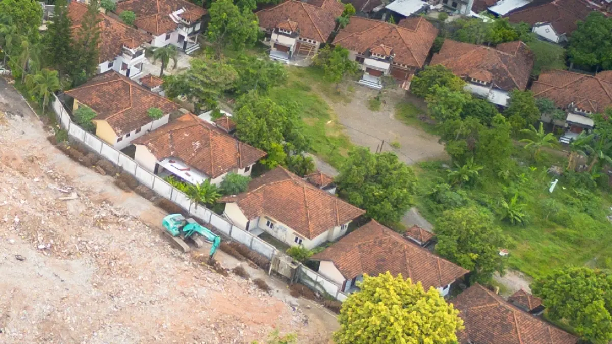 PENATAAN KAWASAN: Sejumlah rumah dinas di belakang kompleks Gedung DPRD NTB yang akan dibongkar, untuk penataan kawasan dan perluasan lahan parkir pembangunan gedung baru. (IVAN/LOMBOK POST)