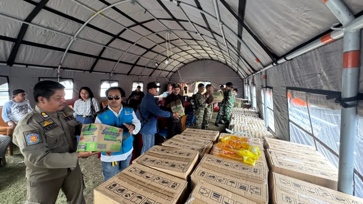 Personel TNI, Polri, dan Pemerintah Daerah bergotong royong mengangkut bantuan di Posko Satlak Penanggulangan Bencana Kabupaten Manggarai untuk selanjutnya didistribusikan kepada masyarakat terdampak gempa Flores.