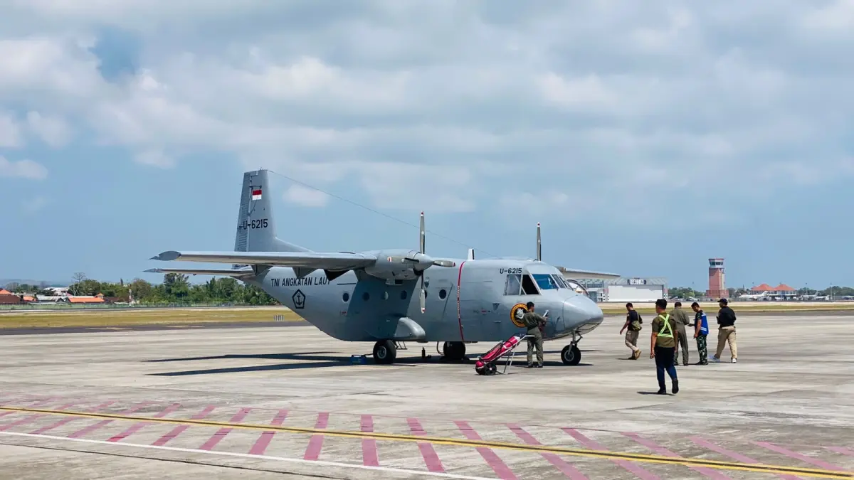 Pesawat Cassa milik TNI AL dilibatkan dalam penyisiran korban KMP Putri Yasmin hingga selatan Pulau Jawa.