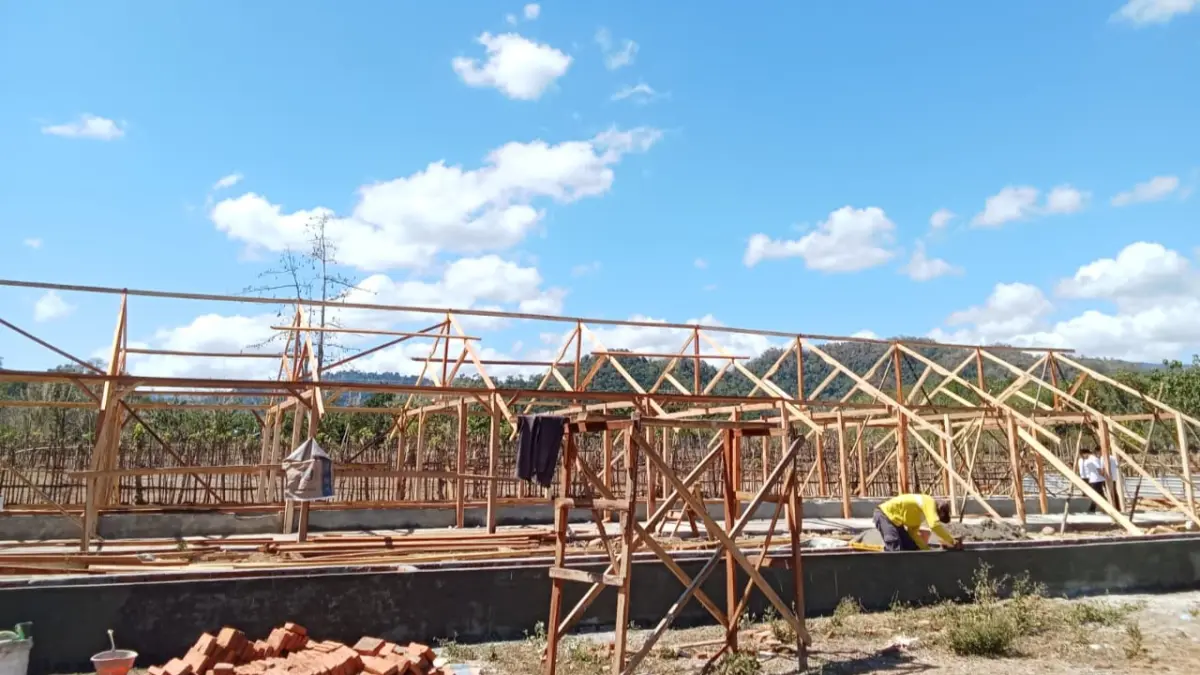 Proses pembangunan kandang peternakan sapi di KSB.