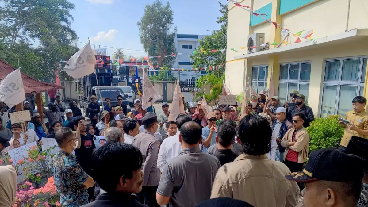 Ratusan masyarakat Rowok-Mawun saat berdemo di halaman kantor BPN Loteng, pekan lalu. Kajian hukum harus dimatangkan pemkab dalam sengketa lahan Rowok-Mawun ini.