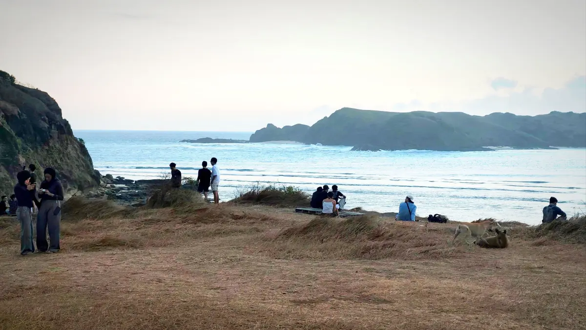 Sejumlah wisatawan lokal saat berswafoto di atas perbukitan di sekitar KEK Mandalika, Lombok Tengah, pekan lalu.&nbsp;

