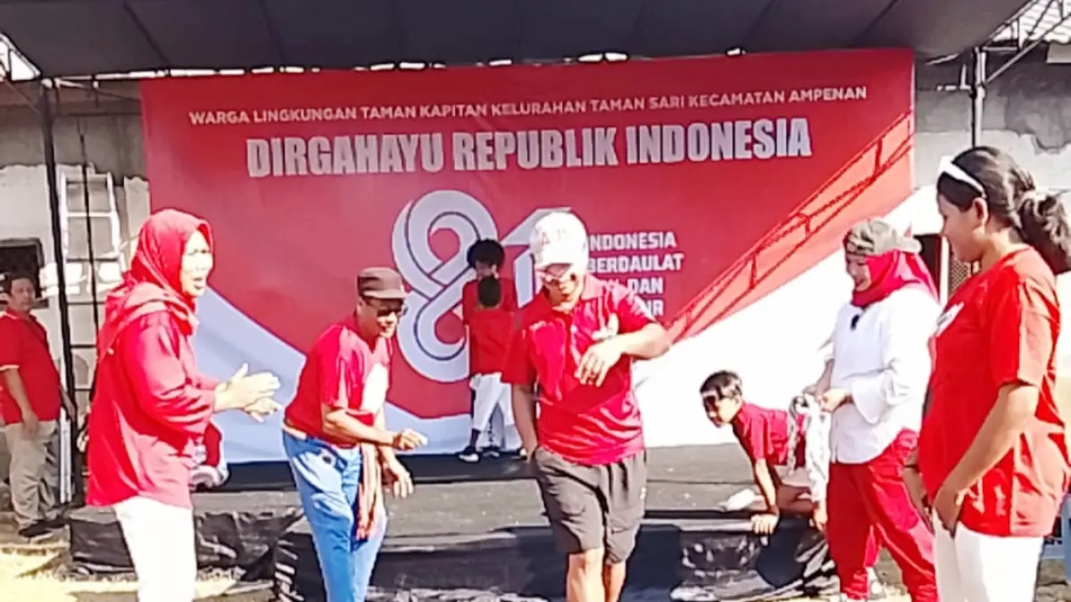 Selain lomba menangkap bebek, panitia juga menggelar deretan perlombaan rakyat lainnya, seperti balap karung, jalan zigzag, lari sendok kelereng dll.