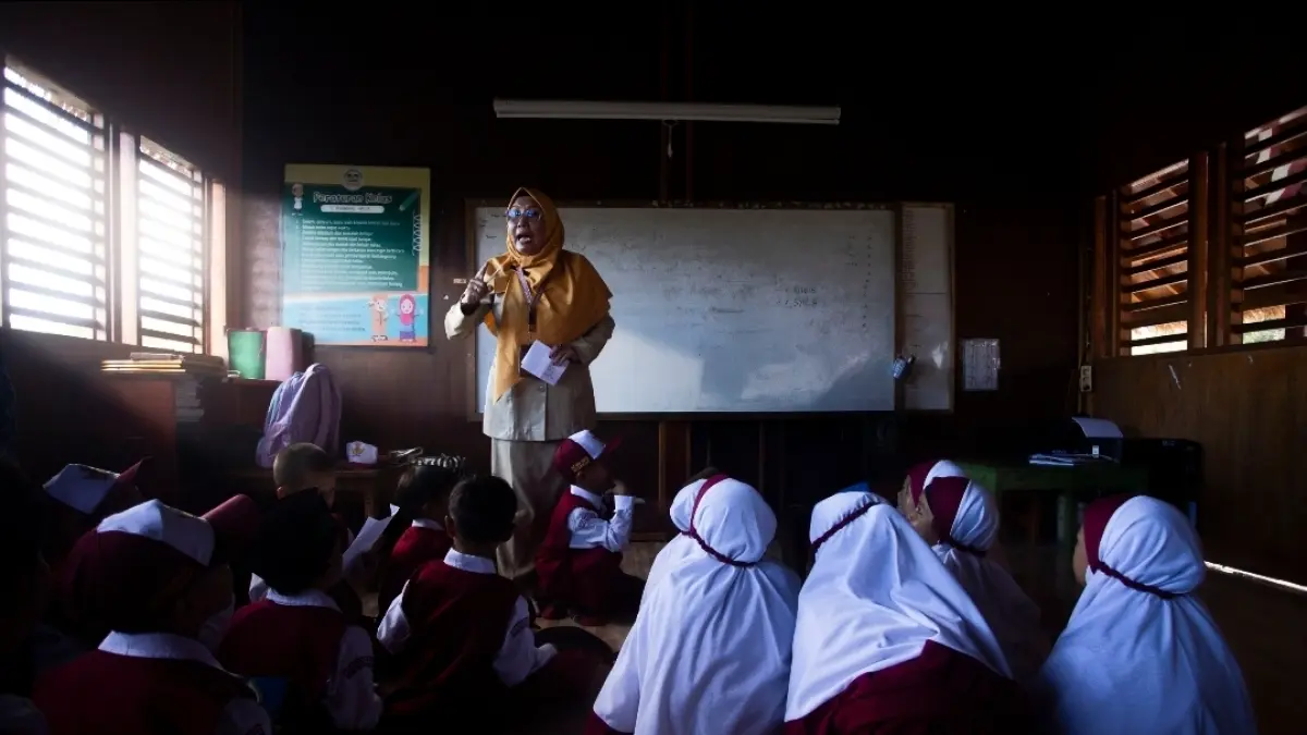 Seorang guru perempuan memberikan materi pelajaran kepada para siswa sekolah dasar di Kota Mataram, belum lama ini