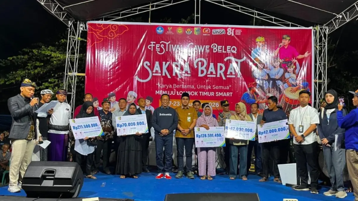SERAHKAN: Kepala BPJS Ketenagakerjaan bersama Sekda Lotim saat menyerahkan manfaat program di acara gawe belek kecamatan Sakra barat. 