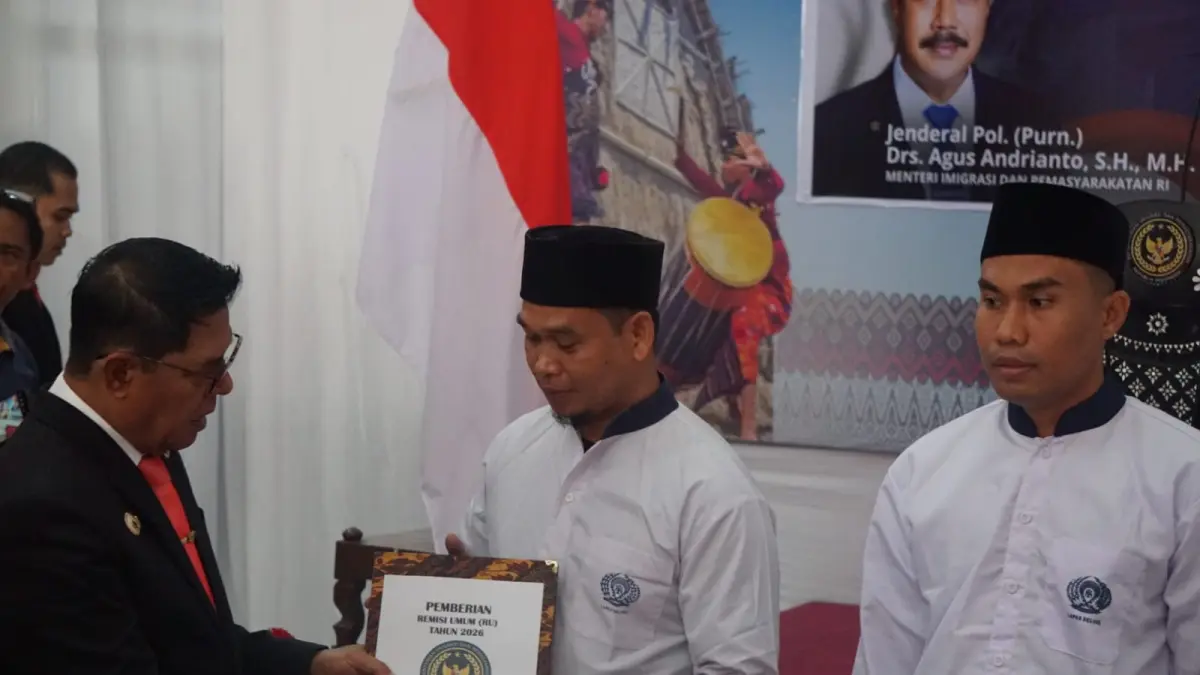 SERAHKAN REMISI: Bupati Lombok Timur (Lotim) Haerul Warisin saat menyerahkan remisi kepada warga binaan Lapas Kelas II B Selong pada HUT RI Ke-81 Tahun.&nbsp;