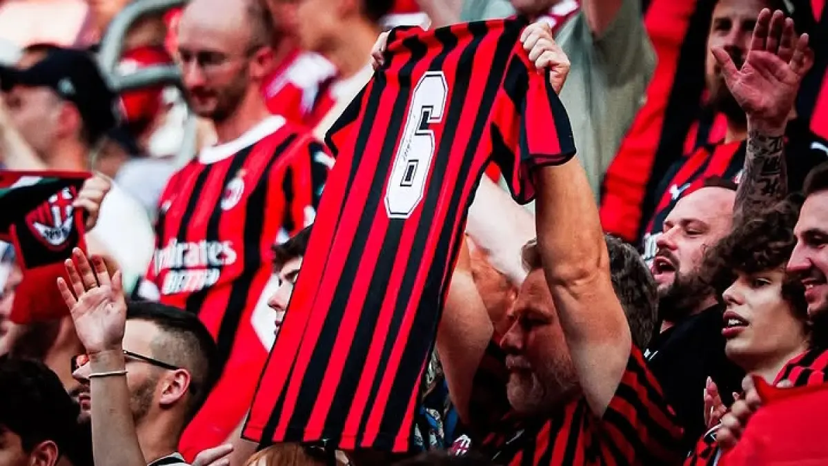 SETIA MENDUKUNG: Fans AC Milan mengangkat jersey nomor 6 milik mendiang Franco Baresi. (Istimewa) 