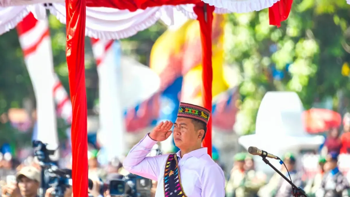 SOLIDARITAS: Gubernur NTB Lalu Muhamad Iqbal mengenakan pakaian adat Manggarai menjadi inspektur upacara HUT RI di Lapangan Bumi Gora, Kantor Gubernur NTB, Senin (17/8).