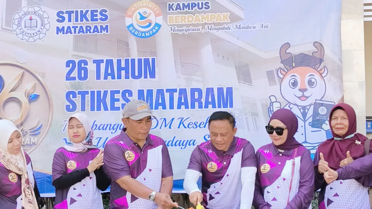 STIKES Mataram juga menggelar pemotongan tumpeng oleh Ketua STIKES Mataram, Prof. Dr. Chairun Nasirin, M.Pd., MARS., sebagai bentuk rasa syukur atas capaian perjalan institusi.