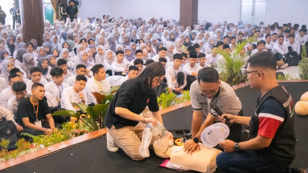 Tim dari (PSC) 119 MEMS RSUD H. Moh. Ruslan Kota Mataram saat memberikan simulasi BHD di hadapan ribuan mahasiswa di Aula Ibnu Sina INKES Yarsi Mataram, Sabtu (17/8).