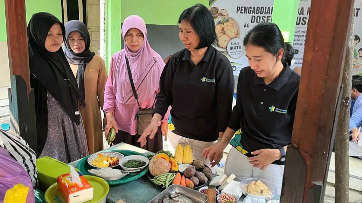 TIM PENGABDIAN: Dosen Jurusan Gizi bersama mahasiswa memberikan edukasi gizi dan demonstrasi pengolahan Kukis IKATA serta menu sehat balita kepada ibu balita dan kader posyandu di Desa Merembu, Labuapi.