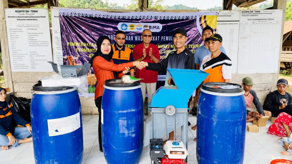 Tim Program Pengabdian kepada Masyarakat Tahun Pendanaan 2026 menyerahkan mesin pencacah hijauan dan tong fermentasi kepada perwakilan Kelompok Ternak Kerta Bangkit di Desa Genggelang, Kecamatan Gangga, Lombok Utara. (IST/LOMBOK POST)