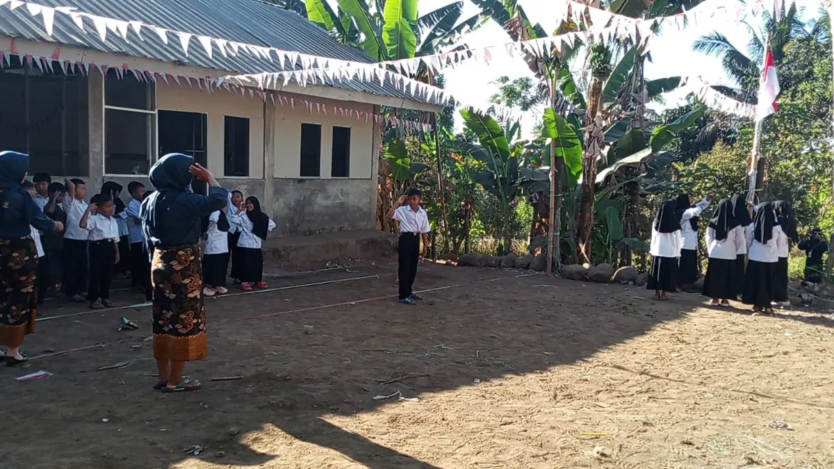 UPACARA KEMERDEKAAN: Puluhan anak-anak dan Pemuda Dusun Liwatan Puncat,&nbsp;Desa Bebidas, Kecamatan Wanasaba saat mengikuti upacara kemerdekaan HUT RI secara sederhana namun tetap khidmat