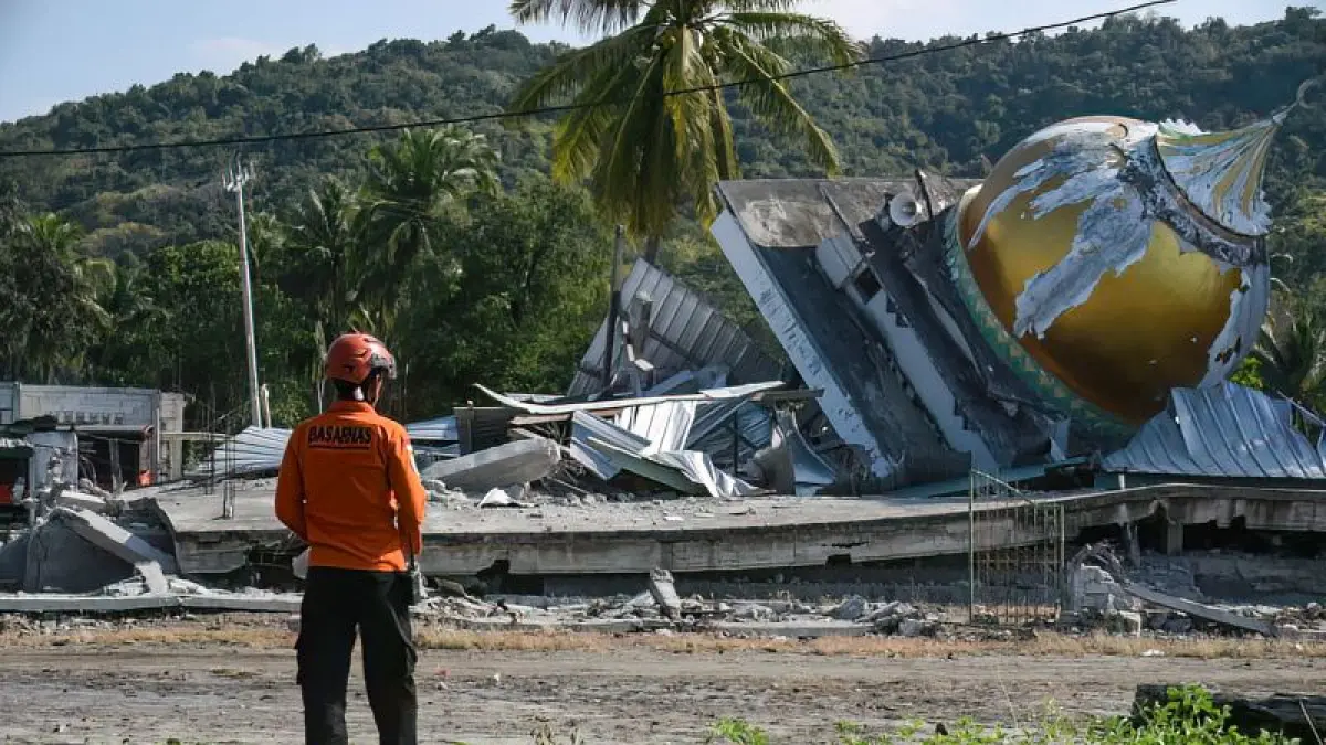 GEMPA NTT: Anggota Basarnas sedang mengamati sebuah masjid yang runtuh akibat gempa berkekuatan magnitudo 7,7 di Desa Satar Kampas, Manggarai Timur, Nusa Tenggara Timur (NTT), Senin (17/8). F