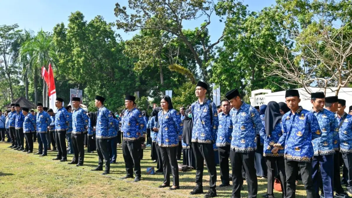 ABDI NEGARA: ASN Pemprov NTB saat upacara HUT ke-81 Kemerdekaan RI di halaman Kantor Gubernur NTB, Senin (17/8). (BIRO UMUM DAN ADPIM SETDA NTB FOR LOMBOK POST)
