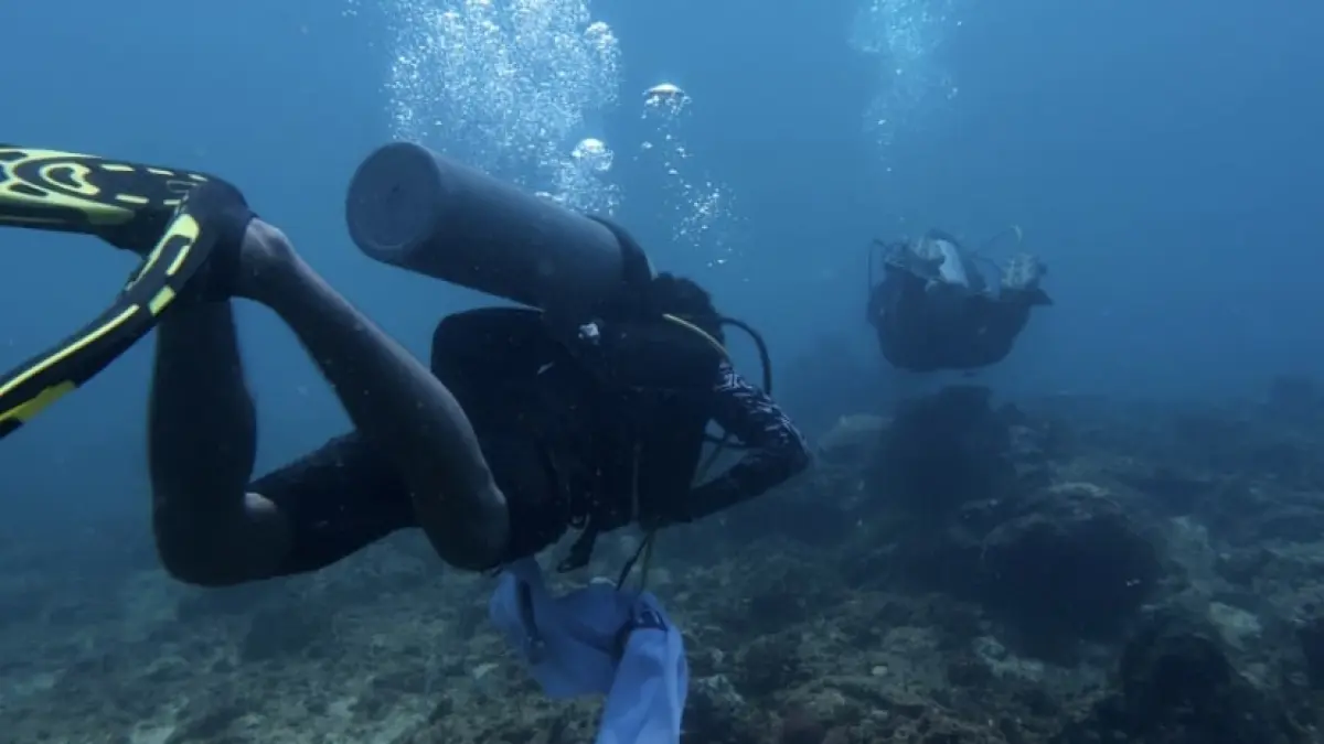 Diver saat menyelami laut ampenan