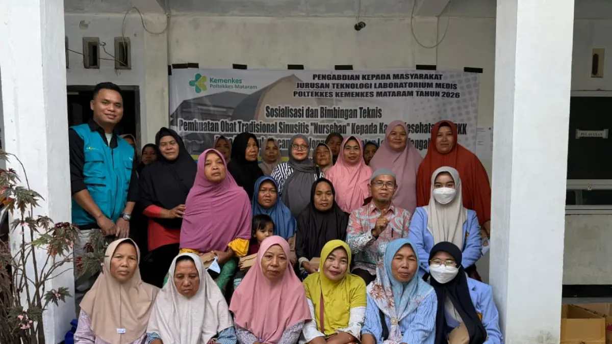 EDUKASI HERBAL: Tim pengabdi Poltekkes Kemenkes Mataram memberikan bimbingan teknis pembuatan obat tradisional kepada kader kesehatan dan PKK Desa Bonjeruk, Kecamatan Jonggat, Lombok Tengah.