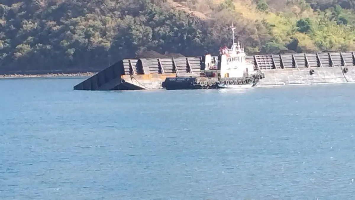 Inilah kapal tongkang yang tenggelam di pelabuhan Benete, KSB, beberapa waktu lalu. 