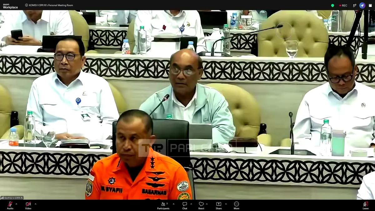 Ketua KNKT, Soerjanto Tjahjono (tengah baris kedua) saat menerangkan temuan-temuan peristiwa terbakarnya KMP Putri Yasmin 12 Agustus 2026 lalu di Rapat Dengar Pendapat bersama Komisi V DPR RI, Jakarta Rabu (19/8). (TVR Parlemen)