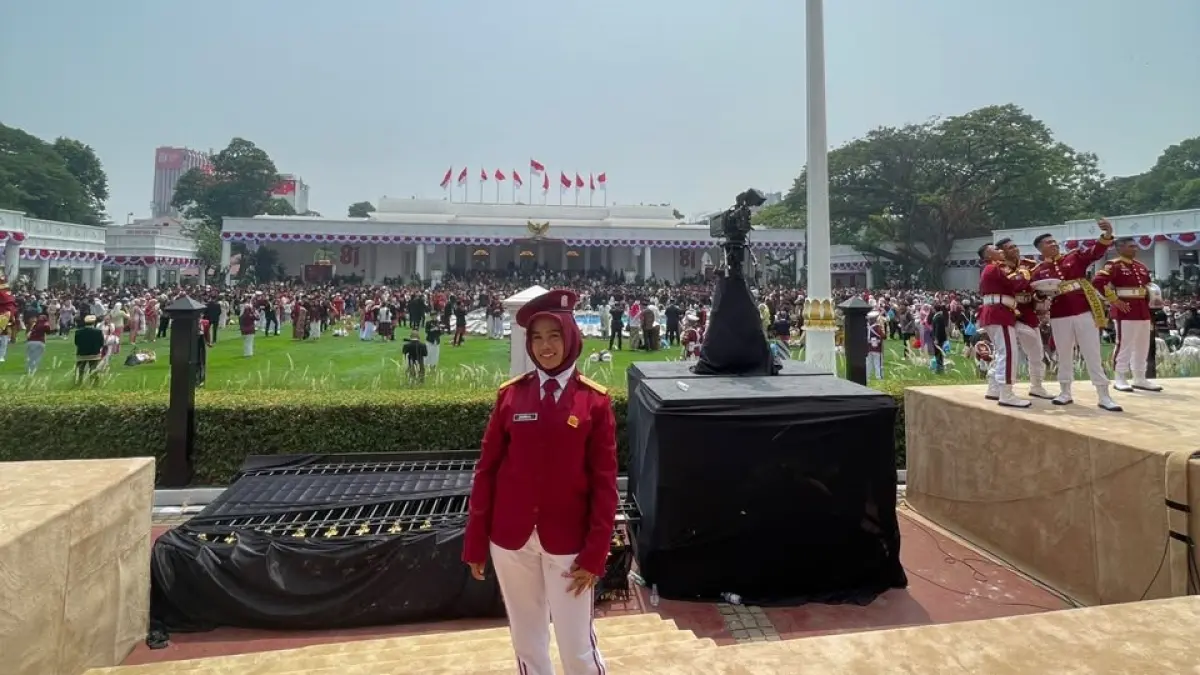 MEMBANGGAKAN: Siswi SRMP Lobar Zahira Al Zahra usai menjadi petugas Paduan Suara pada HUT RI ke-81 di Istana Negara, Jakarta, Senin (17/8).