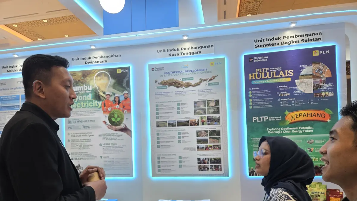 Officer Komunikasi & TJSL PLN UIP Nusa Tenggara menjelaskan progres pengembangan PLTP Mataloko, Ulumbu, dan Atadei kepada pengunjung di booth PLN UIP Nusa Tenggara dalam gelaran IIGCE 2026.
