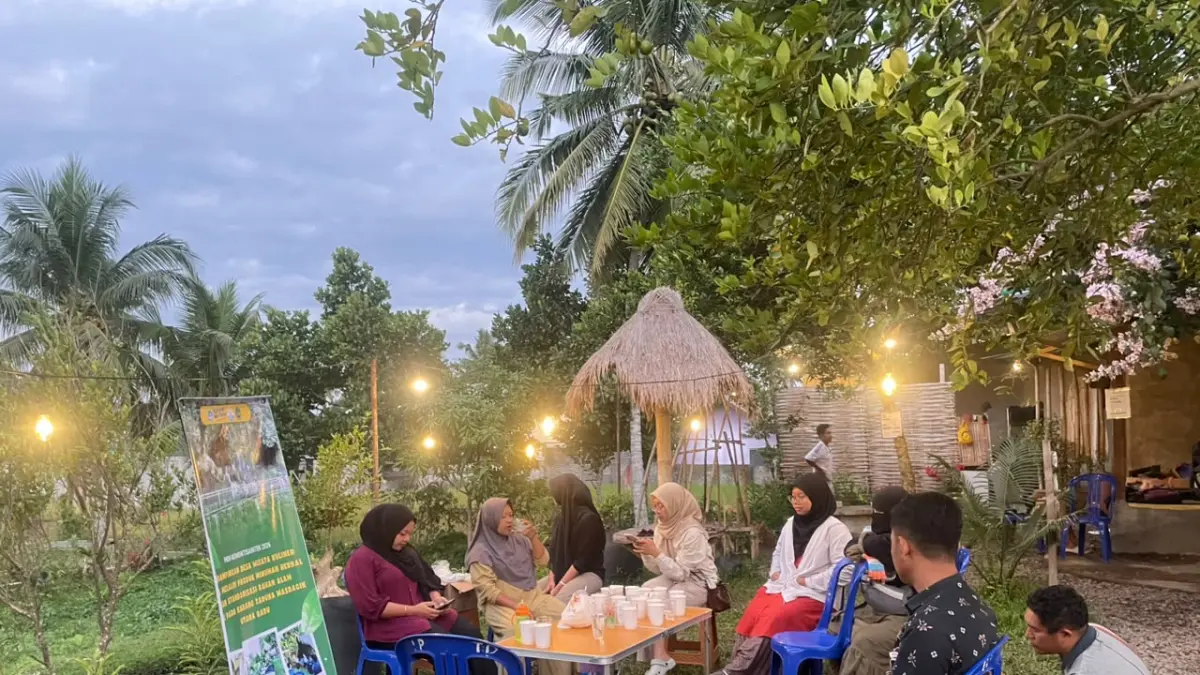 OLAH MINUMAN: Karang Taruna Karya Sejahtera Masbagik Utara Baru saat memperkenalkan produk minuman yang dibuat dari bahan-bahan herbal