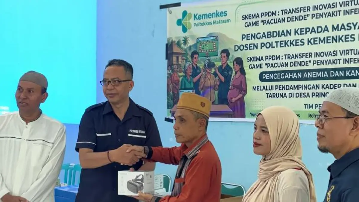 Ketua pengabdi Yunan Jiwintarum S.Si,M.Kes menyerahkan investasi alat kesehatan dan bibit tanaman ke Kepala Desa Pringgasela Timur H Hadeli di dampingi Kabid Kesmas Dinkes Lombok Timur M Zaini Jauhari, S.Gz, M.Gz, dosen poltekkes bersama mitra sasaran pengabdian kepada masyarakat, Sabtu (15/8).

&nbsp;