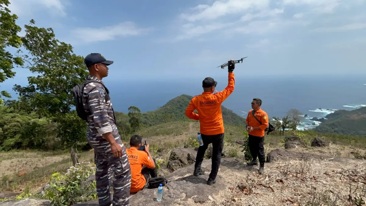 Pencarian udara mengerahkan Helikopter Finns SGi Air Bali, pesawat CASSA NC212-200 milik TNI AL, serta drone thermal.