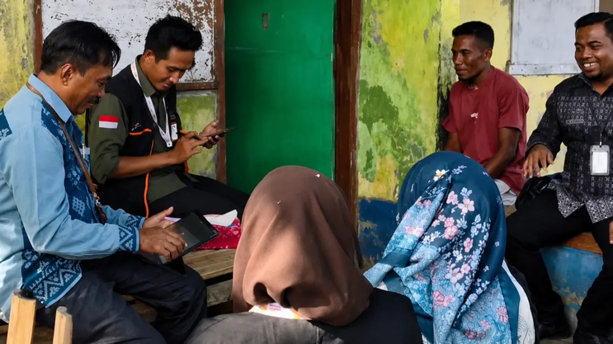 SENSUS EKONOMI: Kepala BPS NTB Wahyudin (kiri, baju biru) ikut turun dalam sensus ekonomi di Kabupaten Bima, beberapa waktu lalu.( IST/ LOMBOK POST)