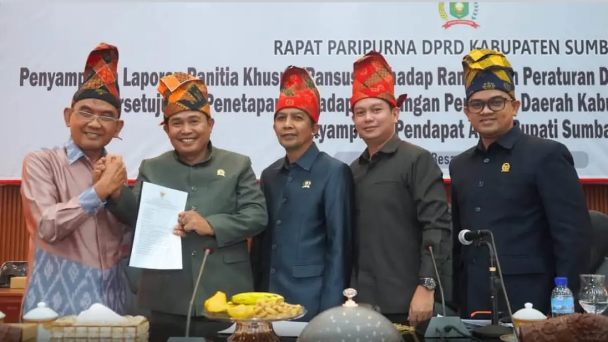 Suasana rapat paripurna pengesahan Ranperda menjadi perda di kantor DPRD Sumbawa, Kamis (13/8).