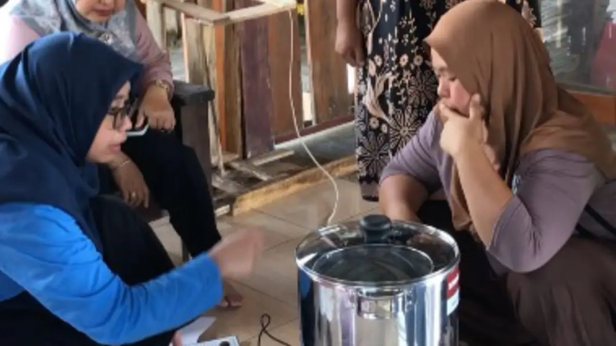 TEKNOLOGI BARU: Tim Pengabdian Universitas Mataram menjelaskan pengoperasian deep fryer dan mesin peniris minyak kepada anggota Pokdarwis Bagek Kembar di Desa Cendi Manik, Kecamatan Sekotong, Lombok Barat.
