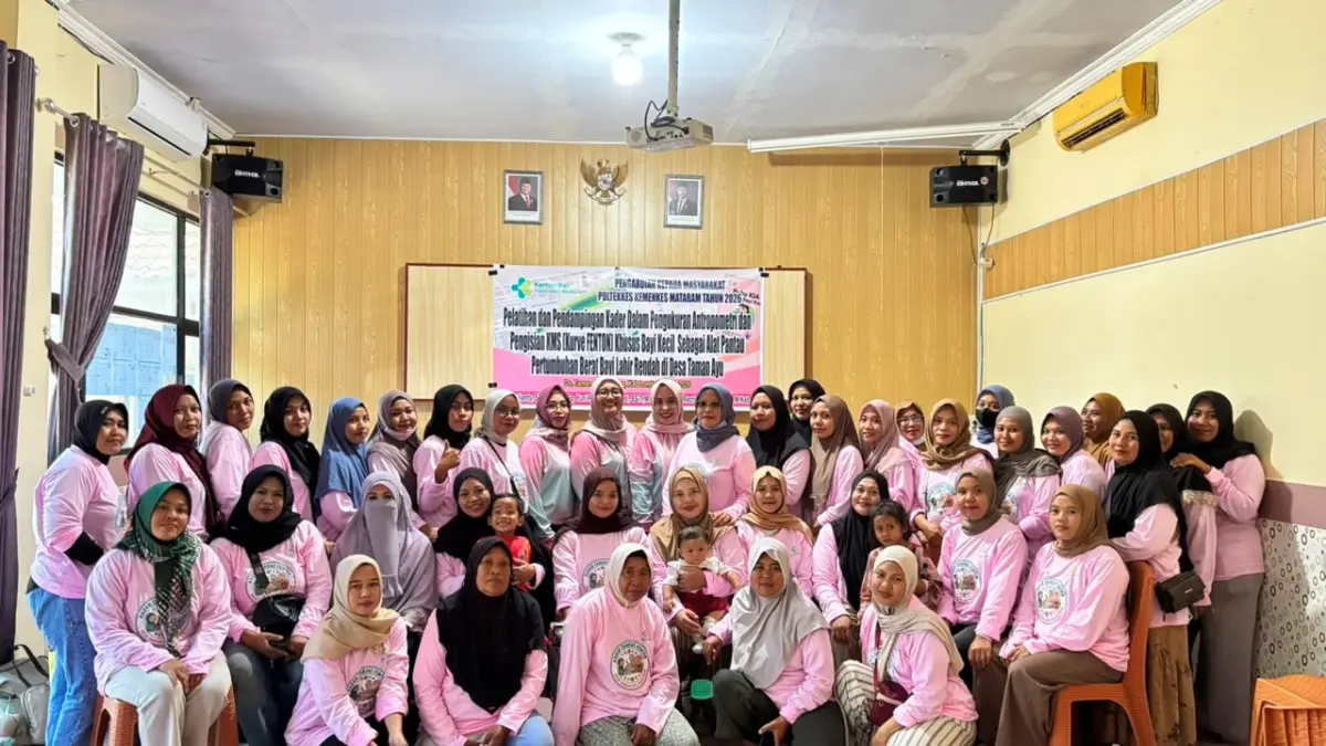 Tim Poltekkes Kemenkes Mataram memberikan pelatihan pengukuran antropometri dan penggunaan Kurva Fenton kepada kader posyandu Desa Taman Ayu, Lombok Barat.