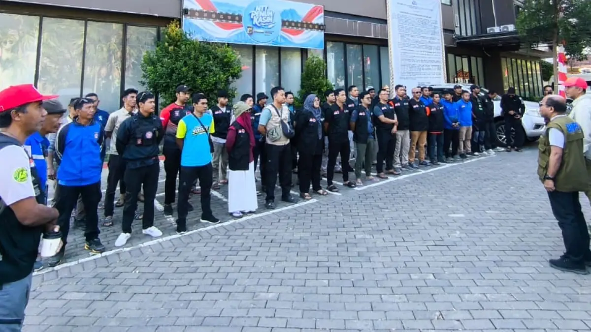 Tim Solidaritas Kemanusiaan KR-BNN dari NTB saat berkumpul di Markas Polres Manggarai Barat, NTT, Selasa pagi (18/8), sebelum berangkat membantu penanganan warga terdampak gempa. (IST/LOMBOK POST)