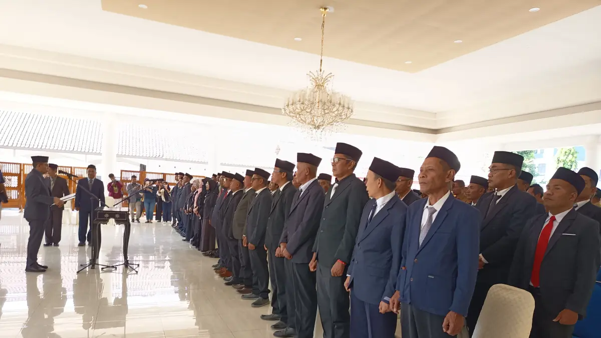 TUGAS BERAT: Wakil Bupati Lombok Timur Moh Edwin Hadiwijaya melantik 61 Penjabat Kepala Desa, Selasa (18/8).&nbsp;