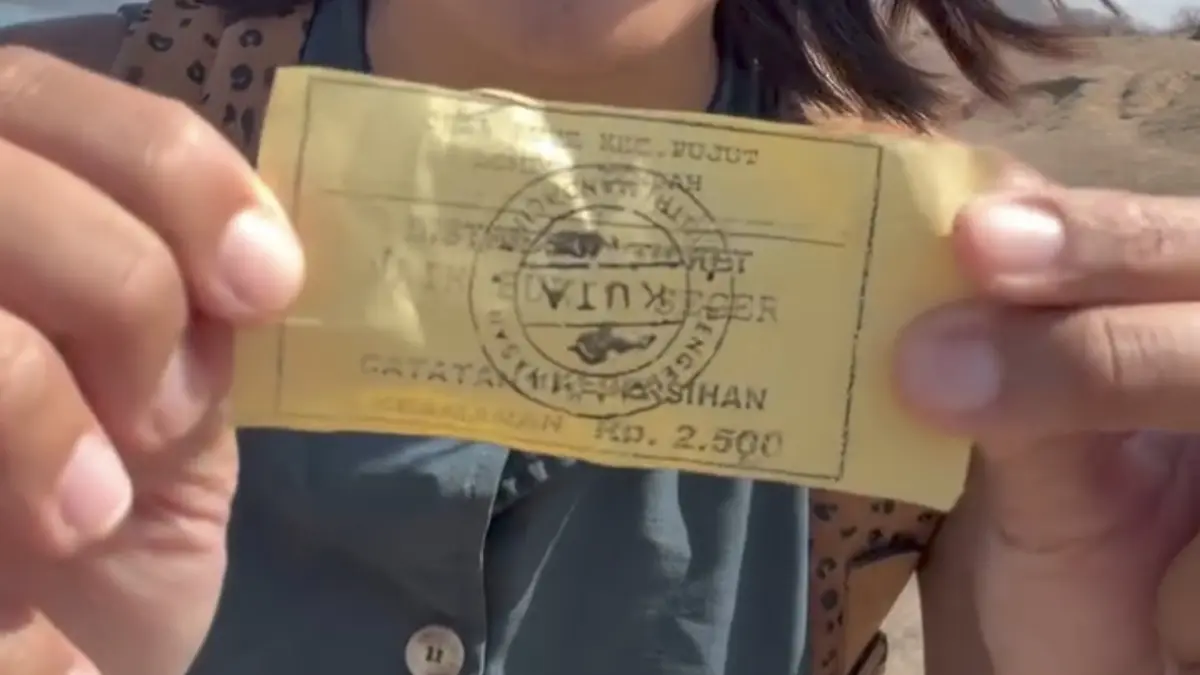 Viral di media sosial wisatawan menunjukkan tiket berwarna kuning dugaan pungutan liar (pungli) berkedok tiket retribusi di Bukit Seger, Desa Kuta, Pujut, Lombok Tengah