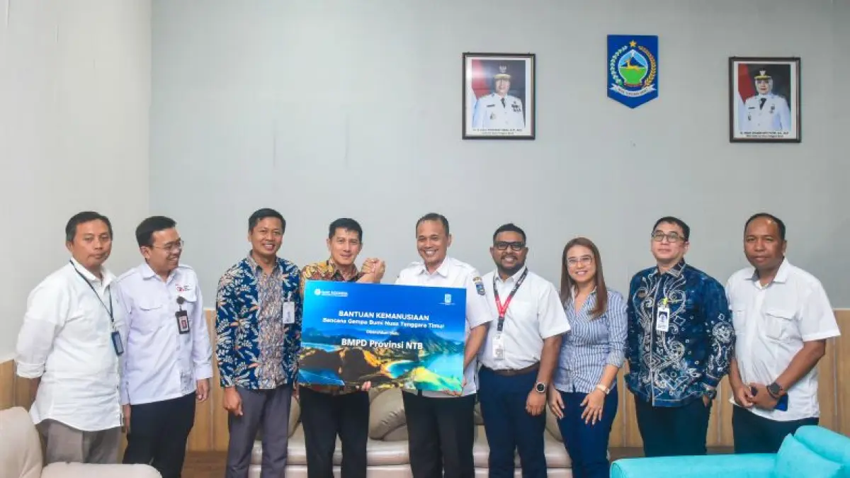 BANTUAN: Kepala Dinas Kominfotik NTB Ahsanul Khalik menerima bantuan dari FKIJK NTB dan BMPD NTB untuk korban gempa NTT yang diserahkan Deputi Kepala Perwakilan BI Provinsi NTB Bidang Sistem Pembayaran Ignatius Adhi Nugroho di Kantor Dinas Kominfotik NTB, Rabu (19/8).