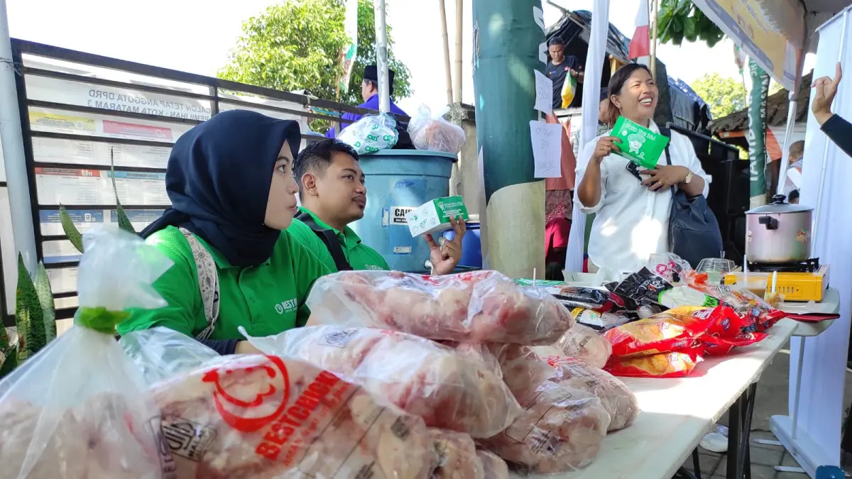 ALTERNATIF PILIHAN: Daging ayam beku yang dihadirkan dalam pasar murah untuk alternatif pilihan di tengah kenaikan harga daging ayam. (FERIAL/LOMBOK POST)