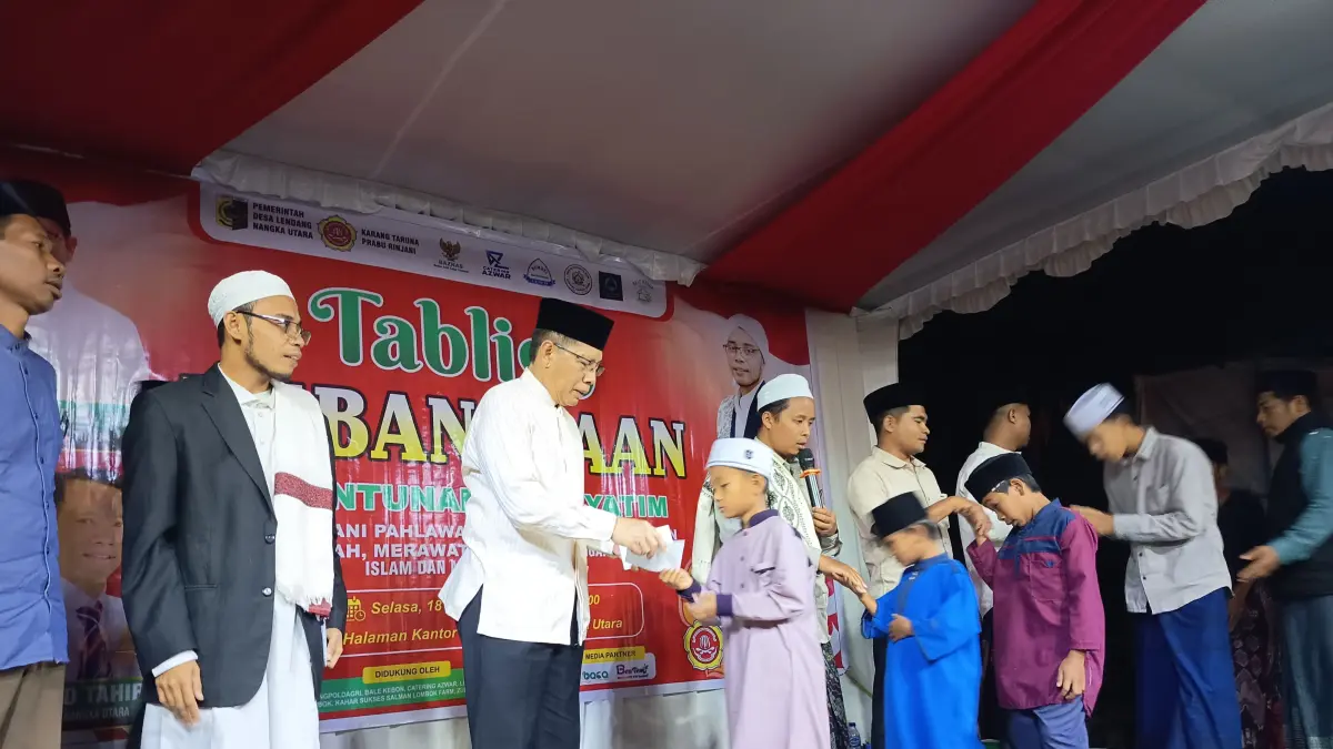 ANAK YATIM: Wakil Bupati Lombok Timur bersama sejumlah pihak memberikan santunan kepada 166 anak yatim di Desa Lendang Nangka Utara pada kegiatan Tablig Kebangsaan. 
