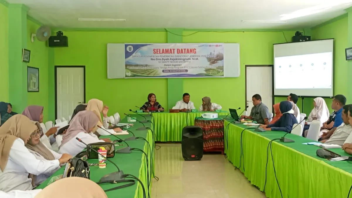 AUDIENSI: Direktur Penempatan Pemerintah di Direktorat Penempatan KemenP2MI Dyah Rejeningrum (kiri/depan) saat audiensi penjajakan supply tenaga kerja program G 2 G Korea sektor pertanian di Aula SMKPPN Mataram, Rabu (19/8).

