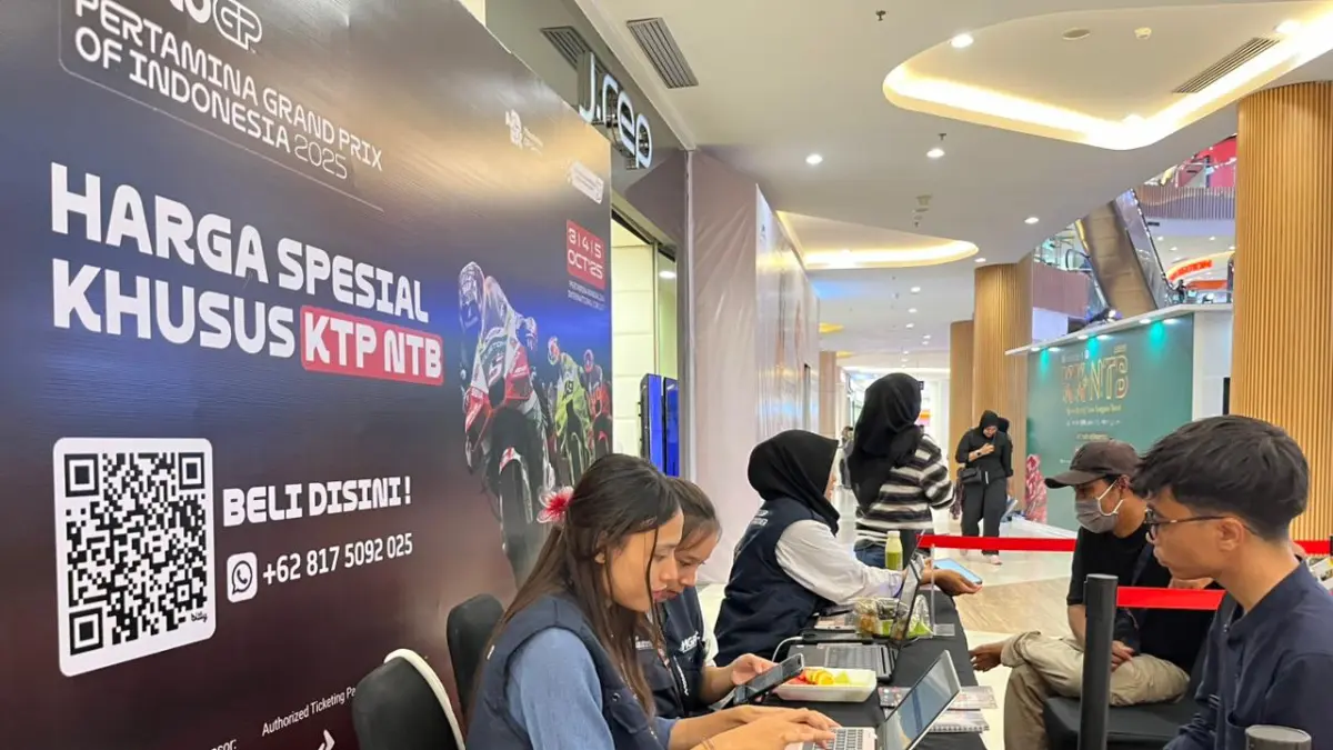 BELI TIKET: Sejumlah warga NTB yang membeli tiket MotoGP Mandalika di atrium Lombok Epicentrum Mall, tahun lalu. (FERIAL/LOMBOK POST)